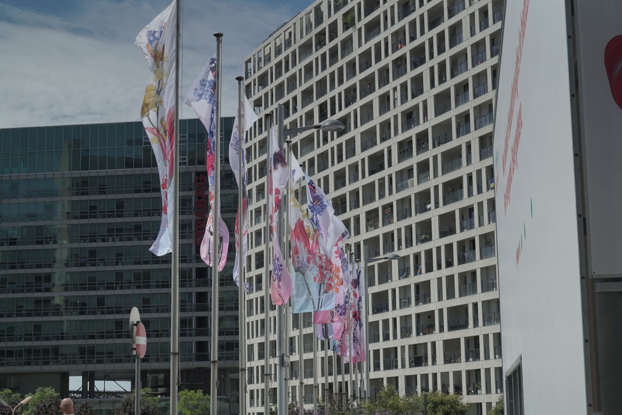 OU_004 Flags forecourt