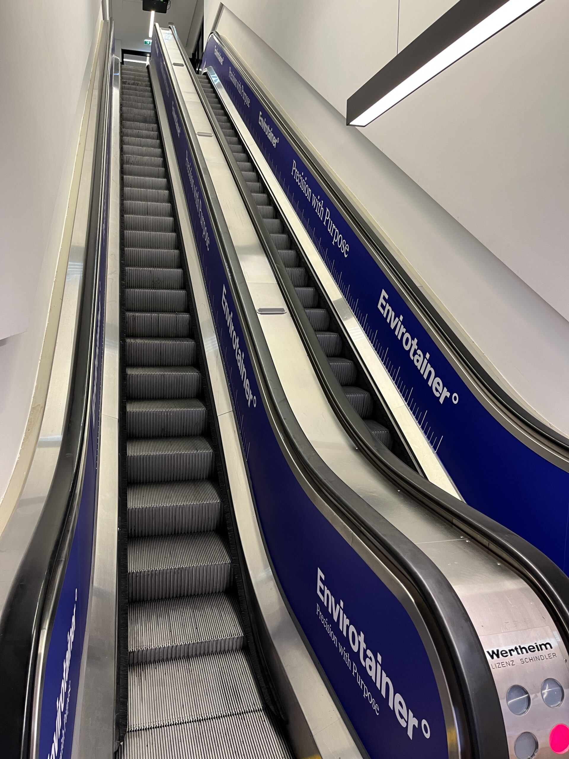 YE_015 Escalator Level 0 to Level -2 Entrance Hall