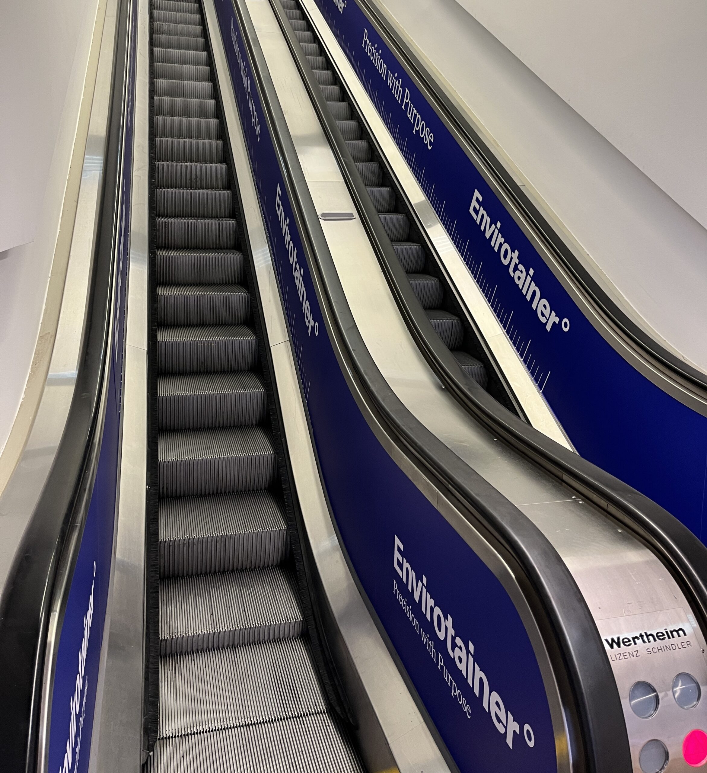 YE_015 Escalator Level 0 to Level-2 - Entrance Hall